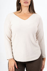 modella indossando Maglia SoftVibe in misto viscosa scollo a V colore Beige Unica
