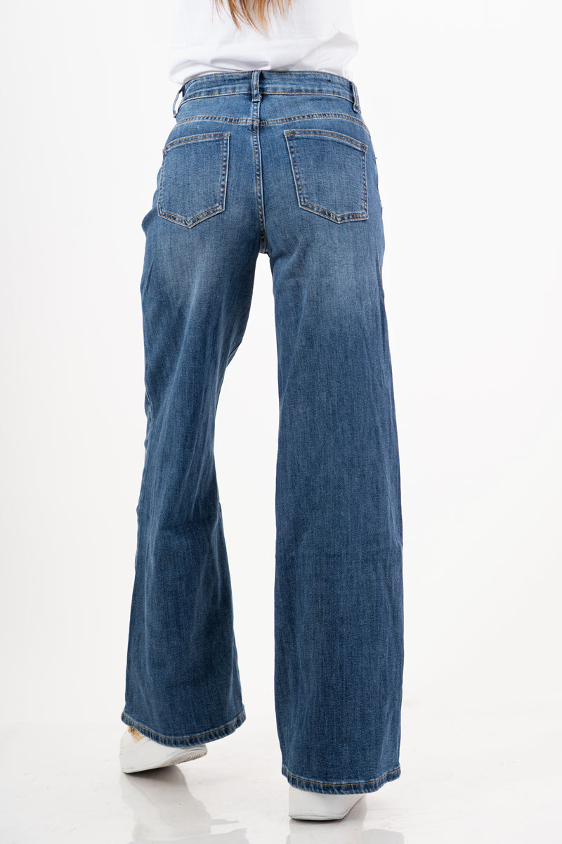 modella indossando Jeans flare soft-touch denim blu colore