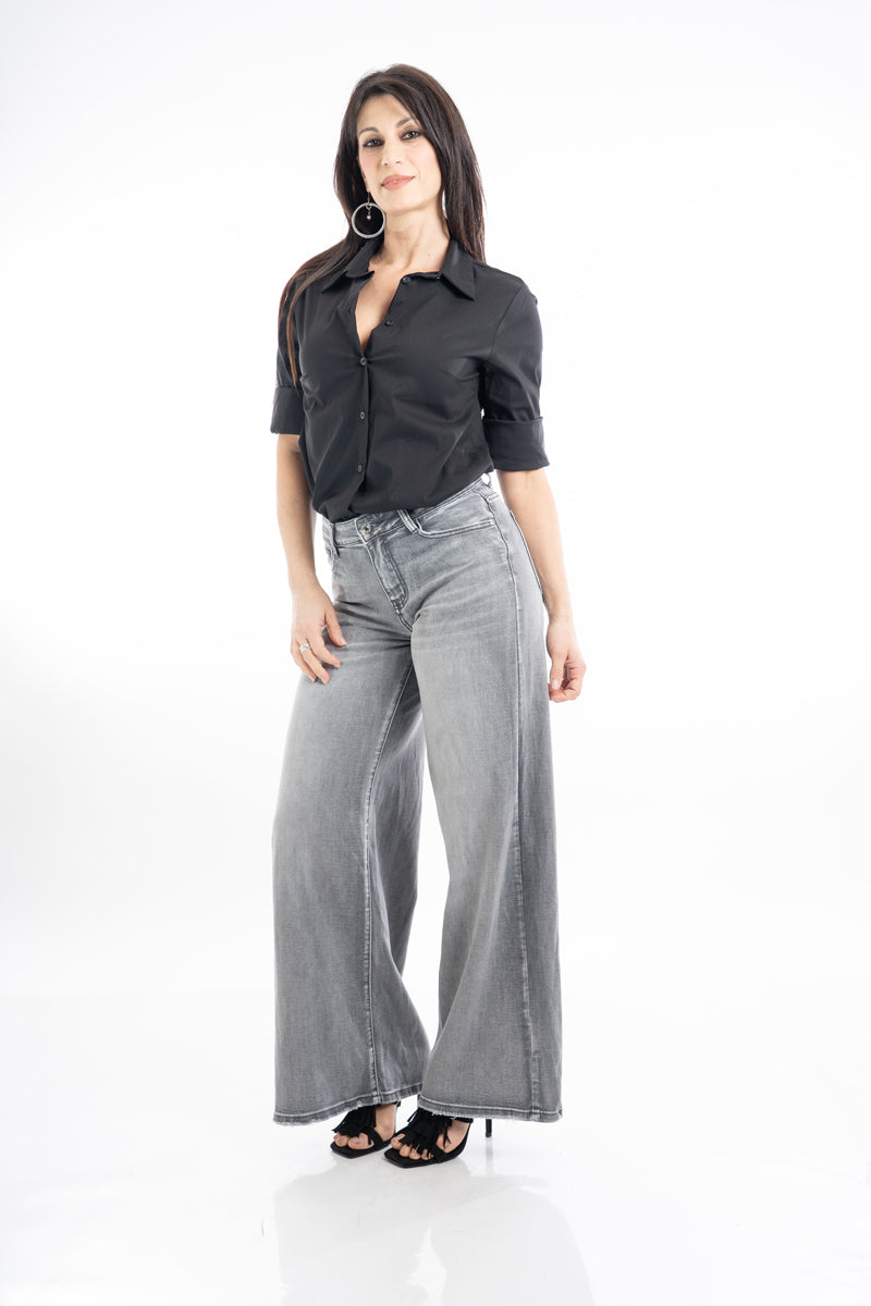 modella indossando Camicia nera in cotone elasticizzato leggermente avvitata colore