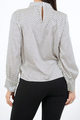 modella indossando Blusa in raso a pois con collo coreano e maniche arricciate colore