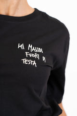 T-shirt in cotone con ricamo “mi mandi fuori di testa”