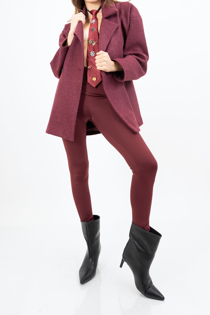 modella indossando Cravatta con spille decorative in metallo colore