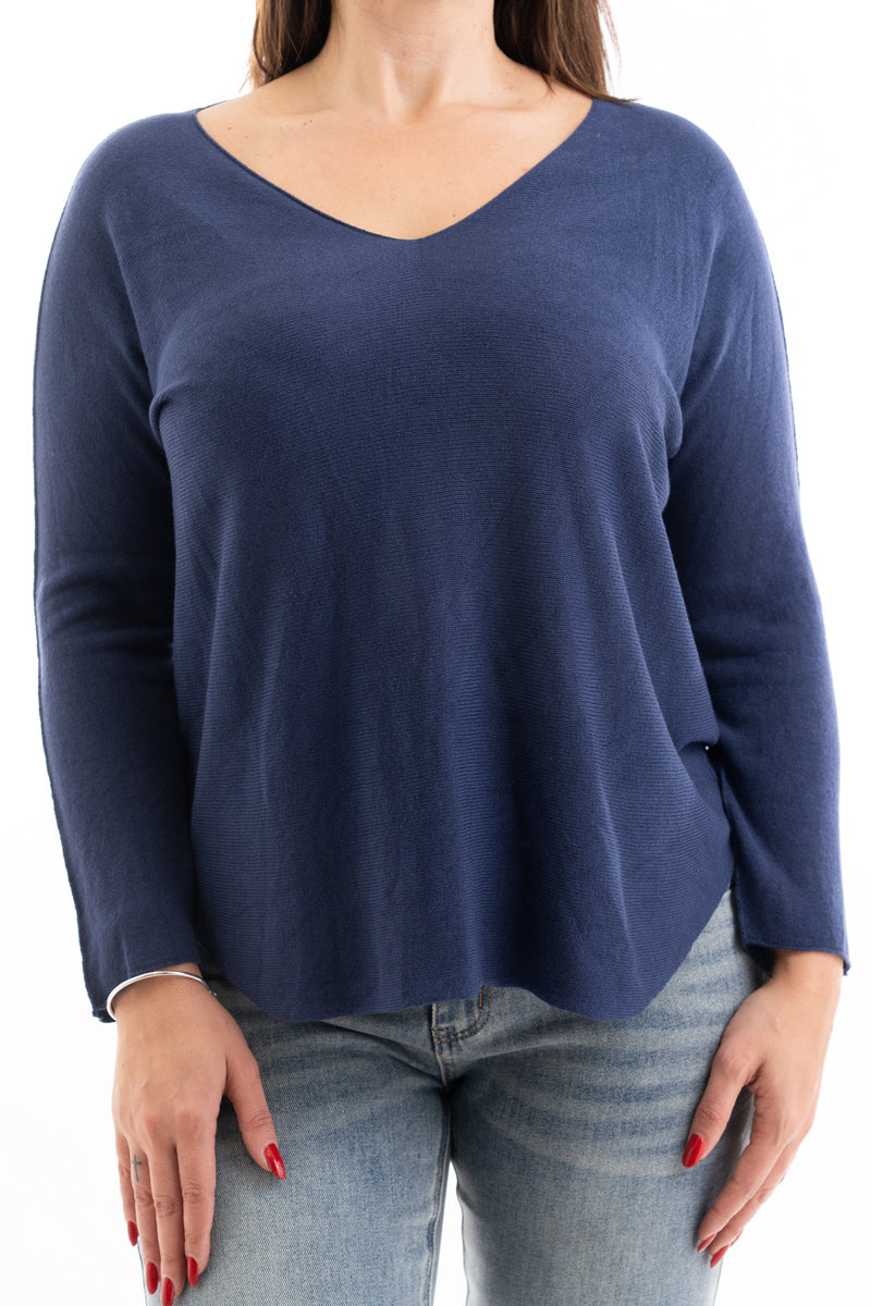 modella indossando Maglia over scollo V in misto viscosa con bordo pulito colore Blu Unica
