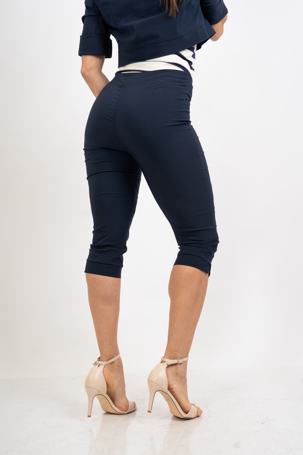 Pantalone Capri elasticizzato con spacchetto.