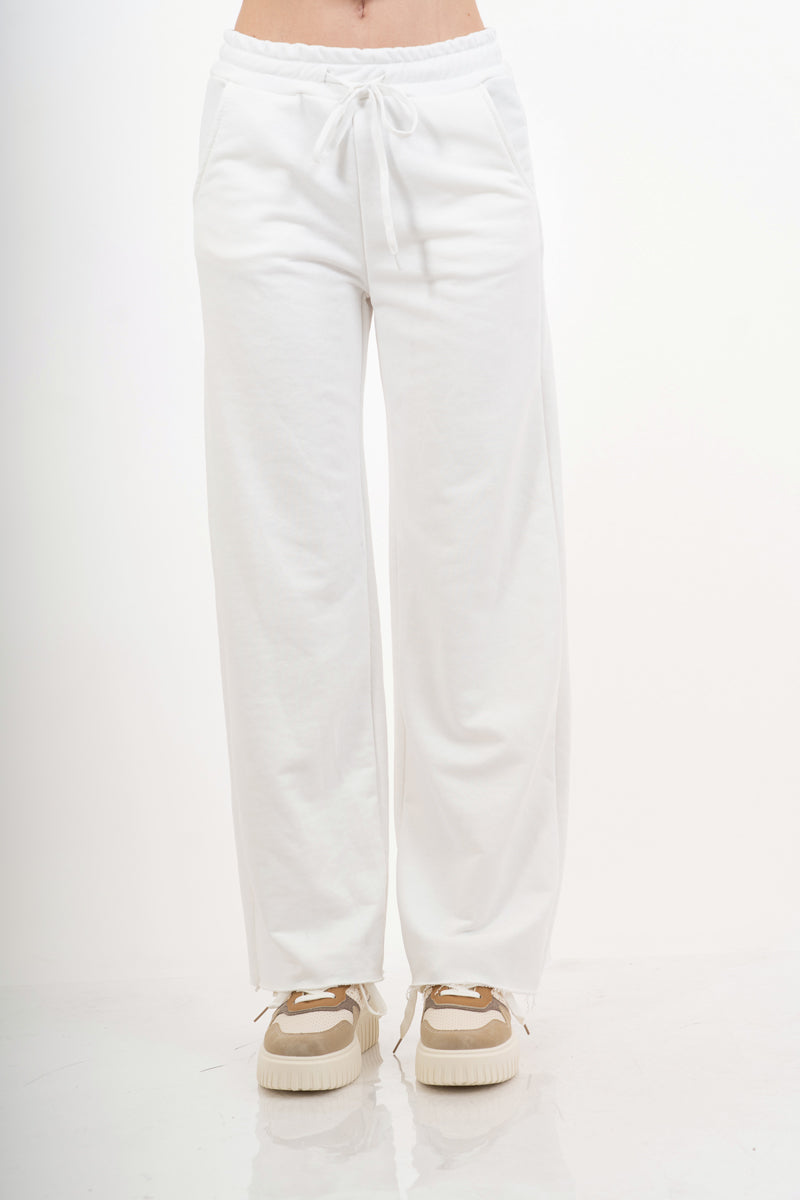 modella indossando Pantalone palazzo in felpa elasticizzata con coulisse colore Bianco Unica