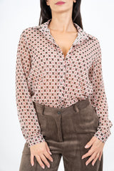 modella indossando Camicia in georgette velata fantasia Geo Petal con colletto e bottoni colore Beige Unica