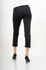 modella indossando Pantalone nero elasticizzato con risvolto in misto cotone colore