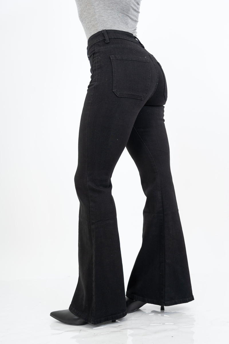 modella indossando Jeans zampa nero elasticizzato con tasche a toppa stile vintage colore