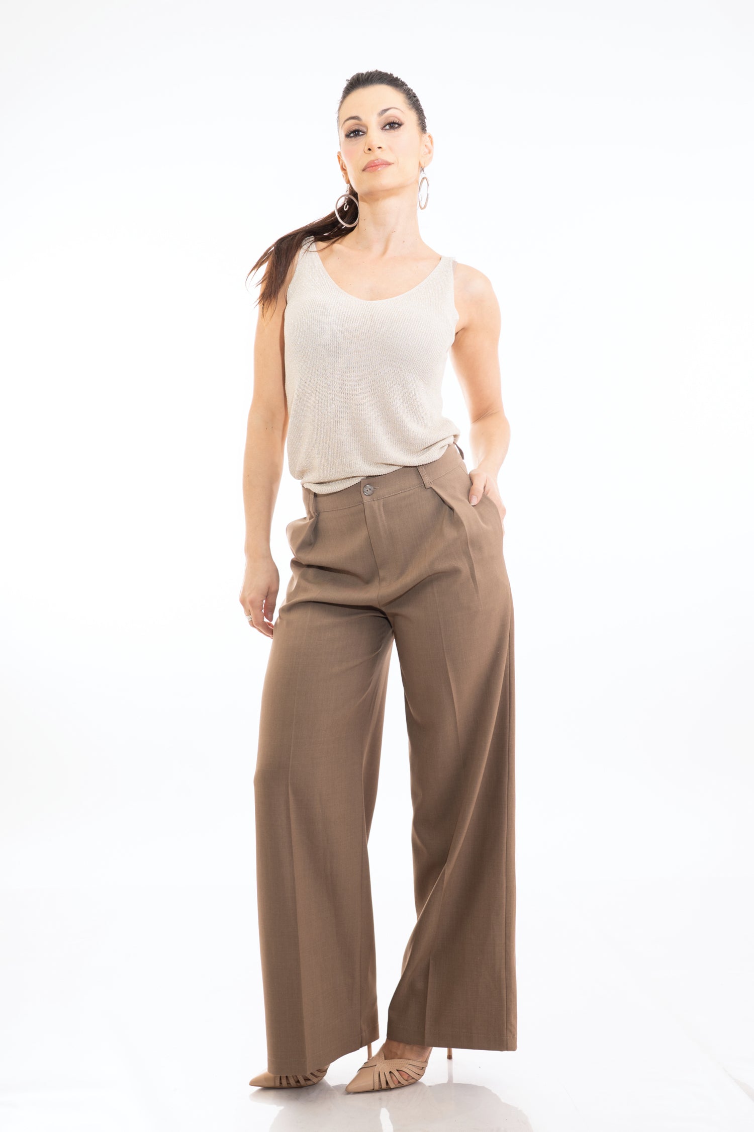 modella indossando Pantalone palazzo donna in tela fluida mélange fango con tasche a scomparsa colore Fango