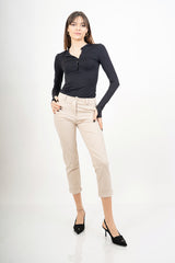 modella indossando Pantalone beige elasticizzato con risvolto in misto cotone colore