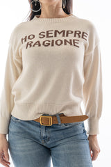 modella indossando Maglione girocollo con scritta “Ho sempre ragione” in cotone misto colore Beige-Marrone Unica