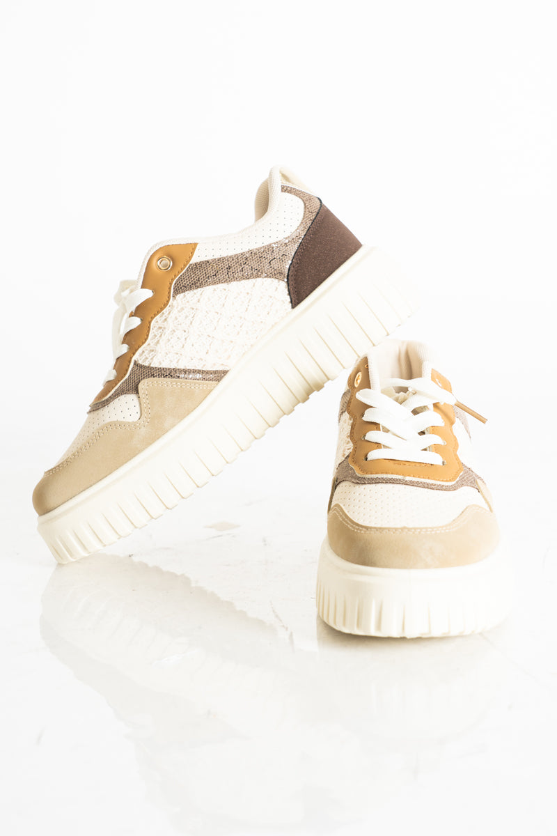 modella indossando Sneakers platform multicolor marrone con suola alta colore Marrone