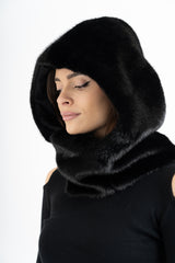 modella indossando Cappuccio scaldacollo in pelliccia sintetica ultra soft colore