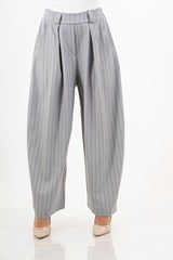 modella indossando Pantalone gessato morbido con elastico in vita – taglia unica colore Grigio Unica