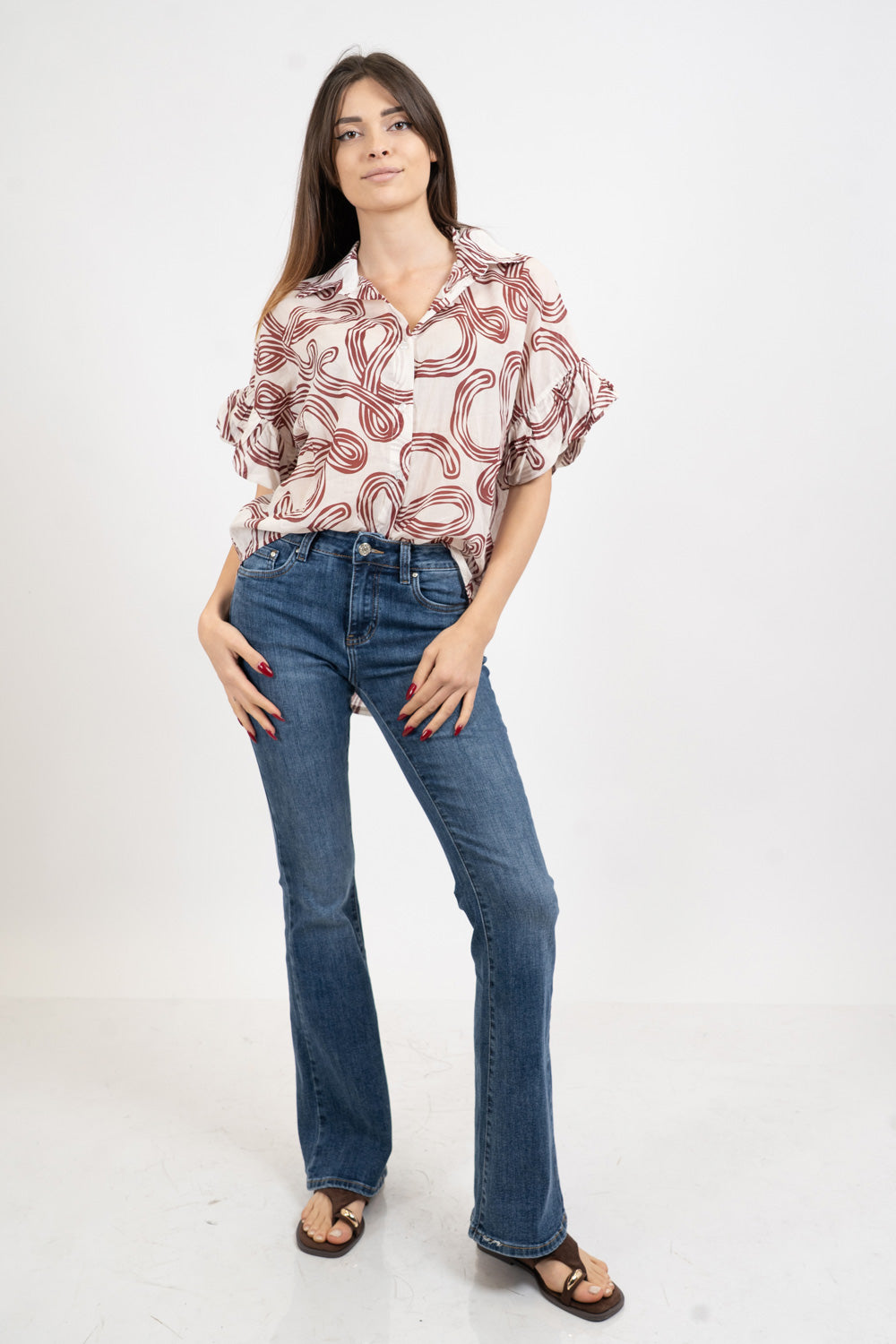 Camicia fantasia astratta in cotone con manica ampia.