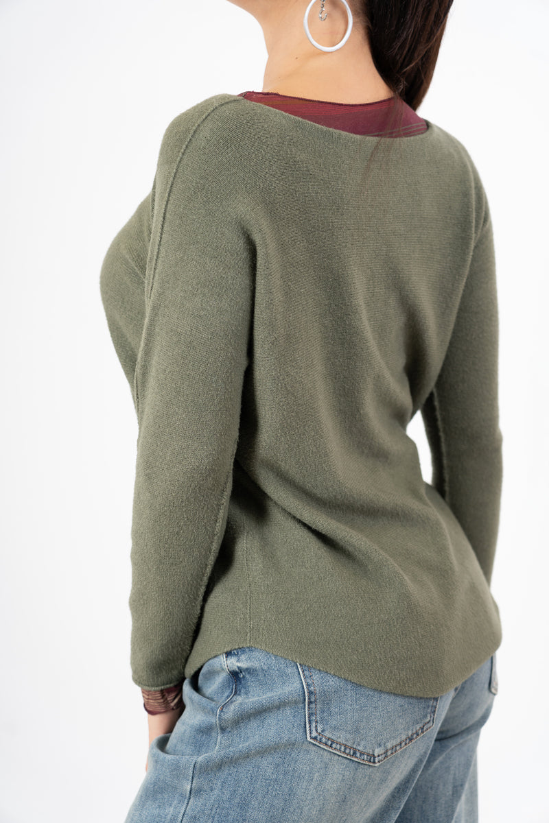 modella indossando Maglia over collo a barchetta con orlo stondato in viscosa colore