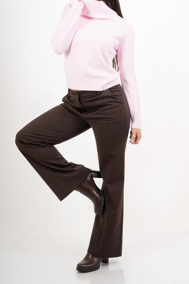 modella indossando Pantalone Punto Milano elasticizzato taglio elegante - Marrone colore