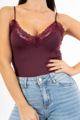 modella indossando Body Lace Touch con bretelle sottili colore Prugna Unica