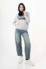 modella indossando Maglione girocollo con scritta “Ho sempre ragione” in misto lana Made in Italy colore