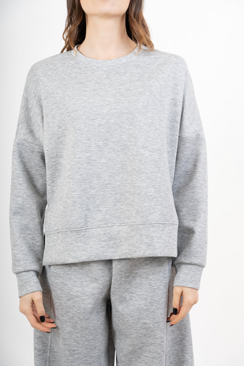 modella indossando Felpa girocollo in misto viscosa con spacchi laterali colore Grigio Unica