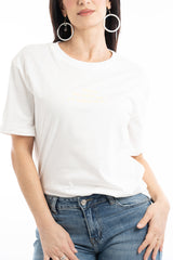 modella indossando T-shirt scritta “Anche secondo me ho ragione io” colore Bianco-Gialla Unica