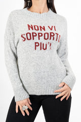 modella indossando Maglione girocollo con scritta “Non vi sopporto più!” in misto lana Made in Italy colore Grigio-Bordeaux Unica