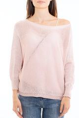 modella indossando Maglia in filato lurex a trama larga con manica pipistrello e apertura a goccia colore Rosa Unica