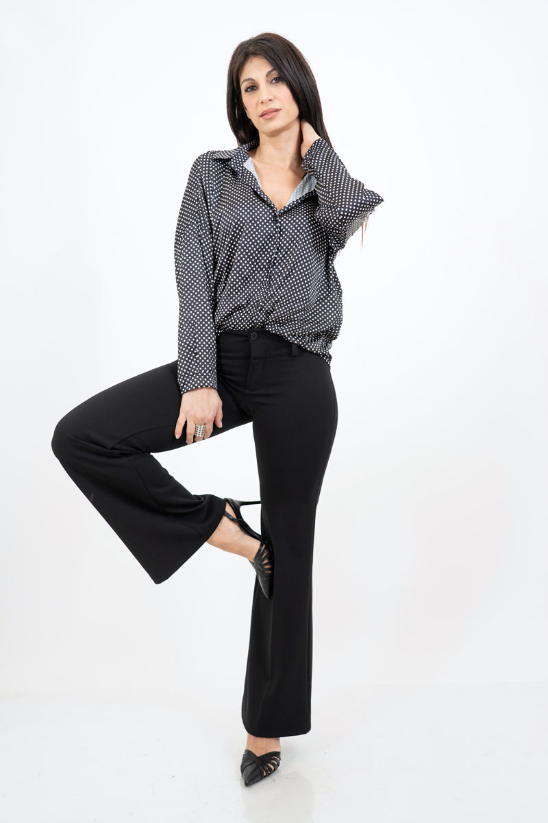 modella indossando Camicia in raso a pois con colletto classico e scollo a V colore