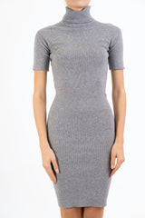 modella indossando Abito SoftDream dolcevita in viscosa elasticizzata colore