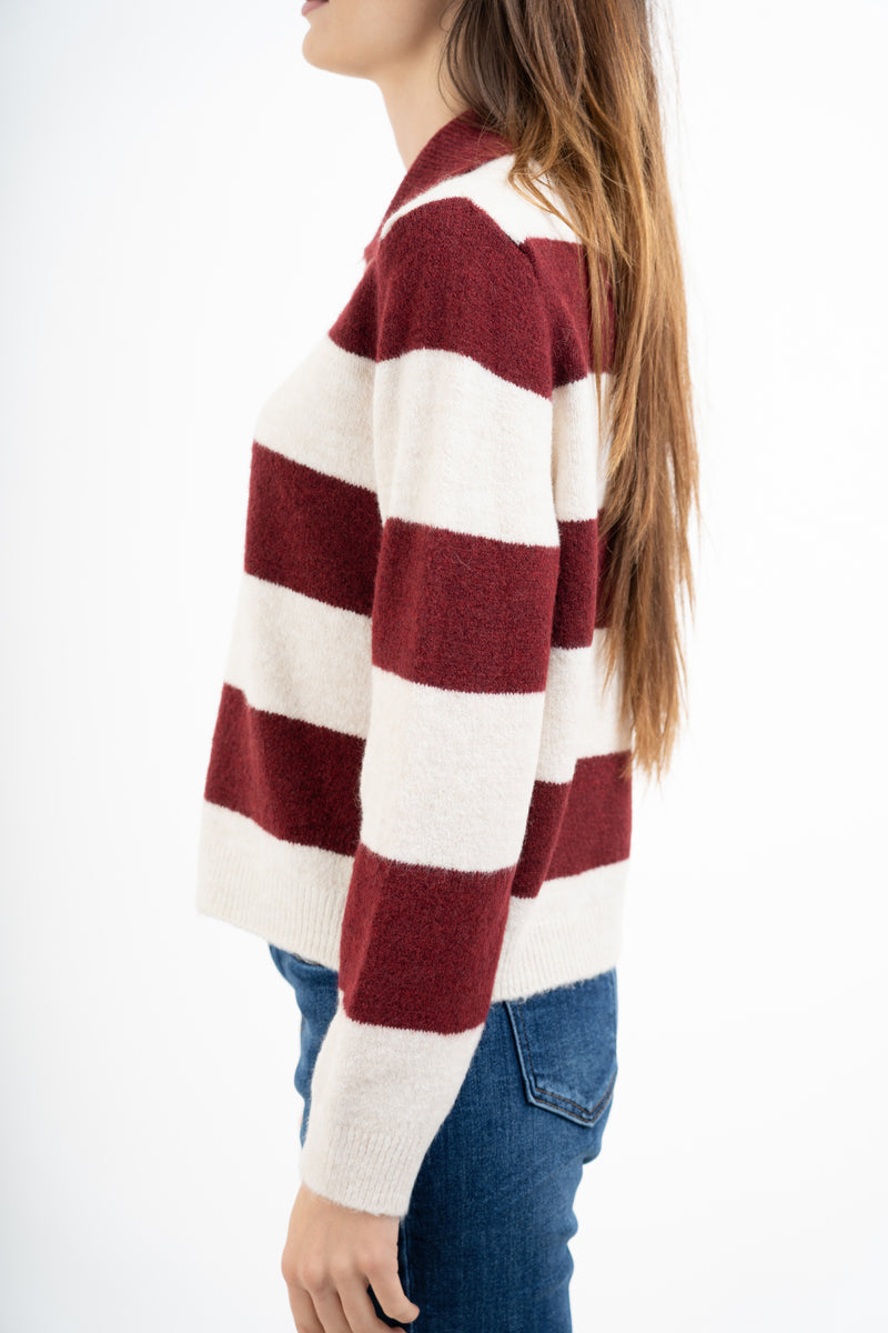 modella indossando Maglia a righe in misto lana modello polo Made in Italy colore