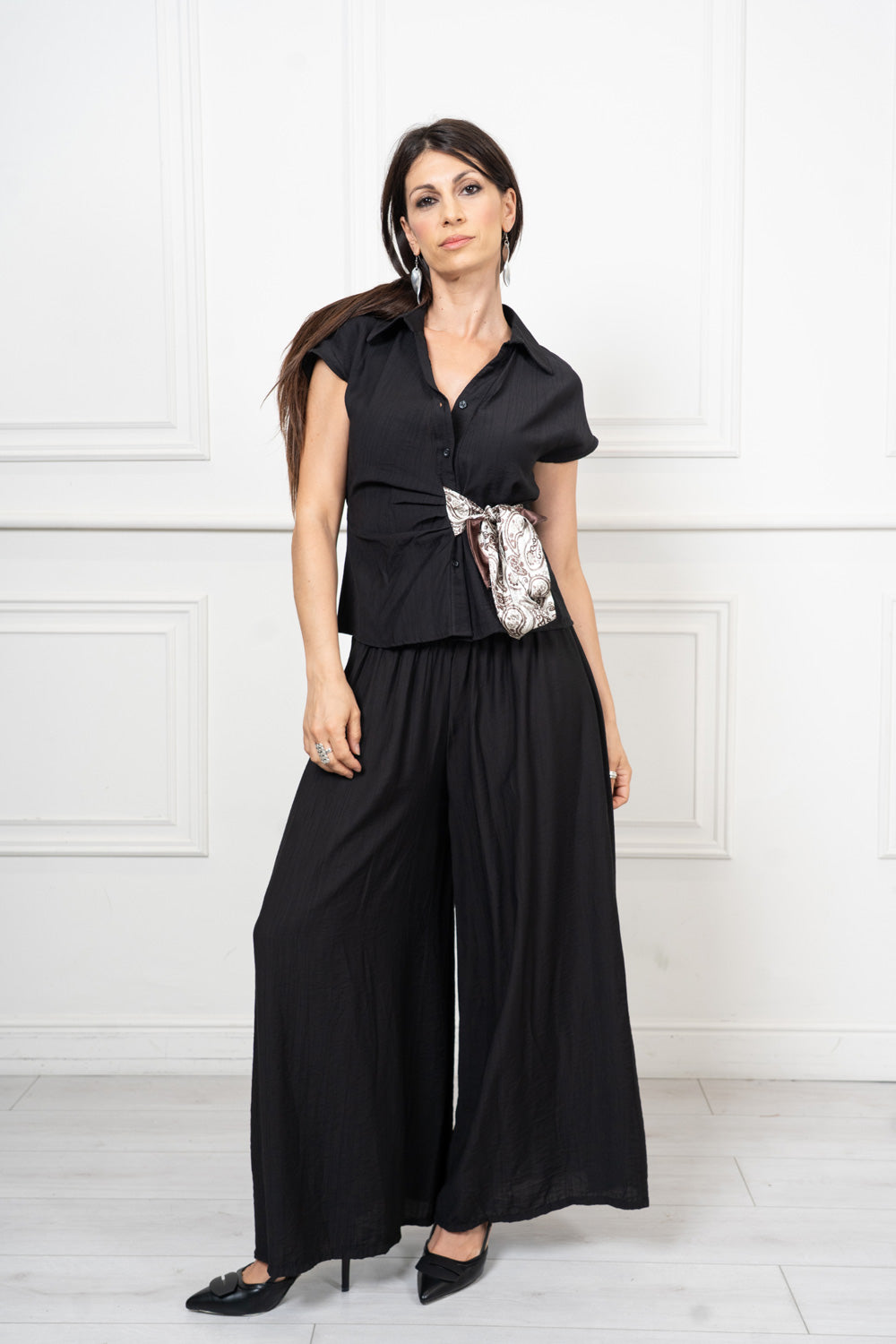 modella indossando Camicia EasyWave con fusciacca foulard in raso colore