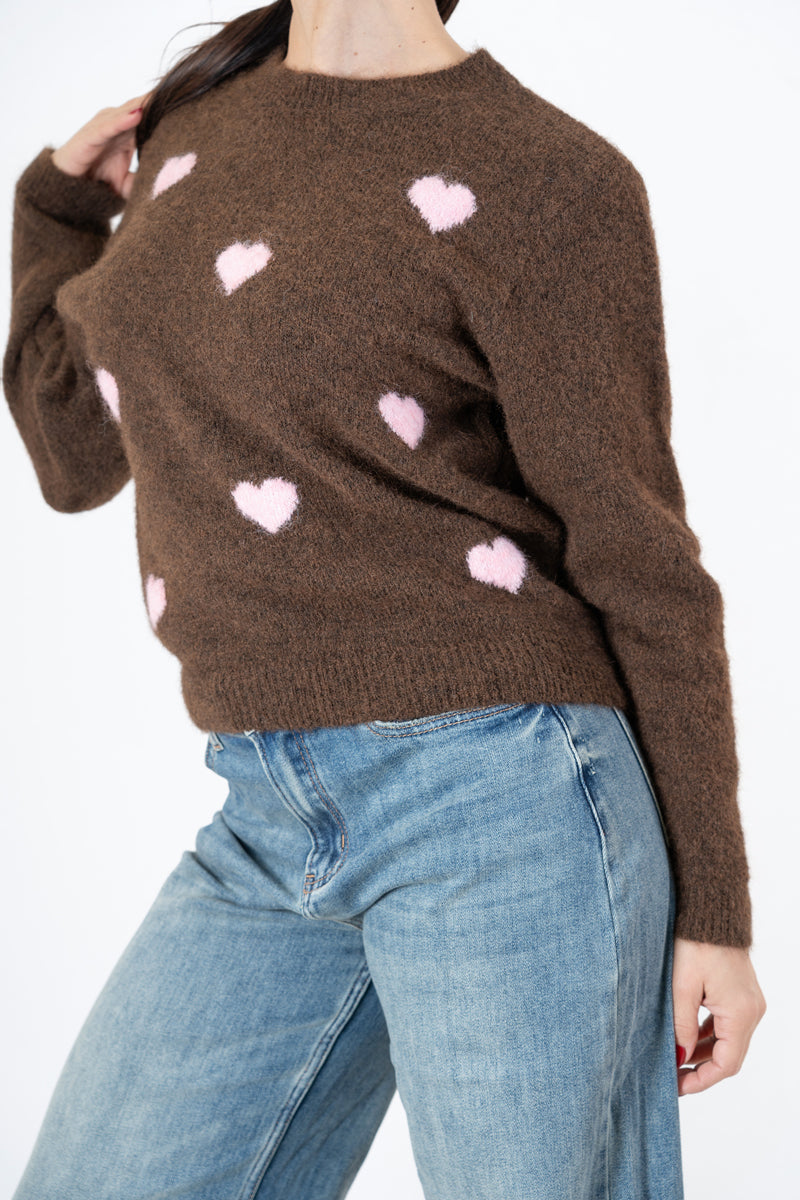 modella indossando Maglia morbida con cuori jacquard in filato mohair colore