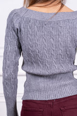 modella indossando Maglia Solenne trecce colore