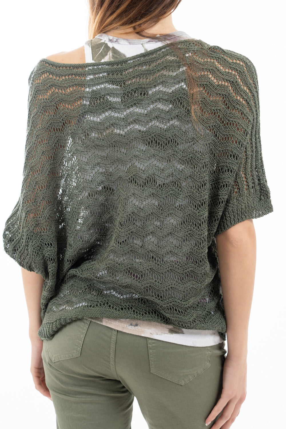 modella indossando Maglia traforata pipistrello a manica al gomito Made in Italy colore