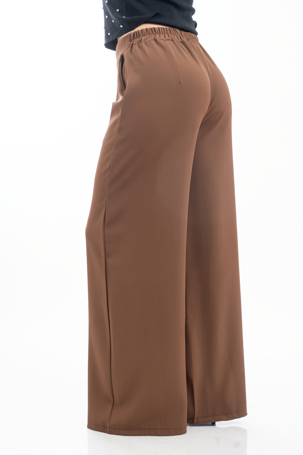 modella indossando Pantalone palazzo sartoriale con pinces e vita elasticizzata colore Marrone Unica