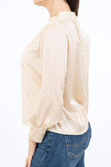 modella indossando Blusa in raso a pois con collo coreano e maniche arricciate colore