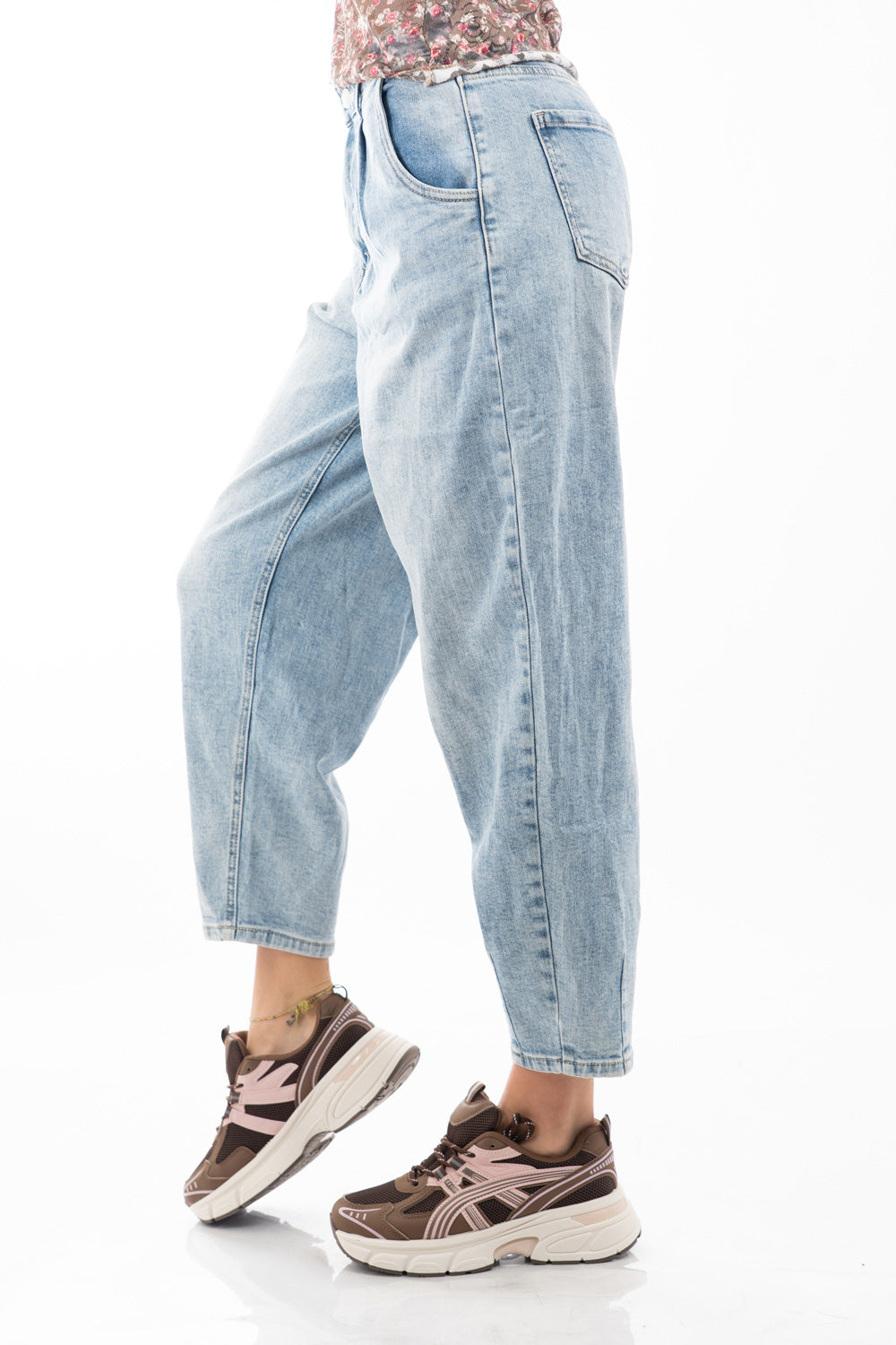 modella indossando Jeans modello balloon in denim chiaro elasticizzato vita regolare colore Denim Chiaro