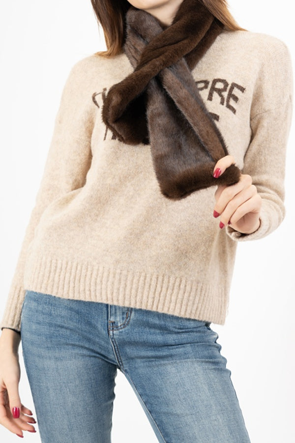 modella indossando Stola in eco-pelliccia morbida colore