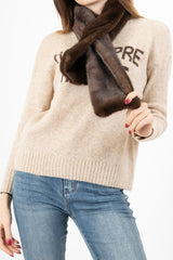 modella indossando Stola in eco-pelliccia morbida colore