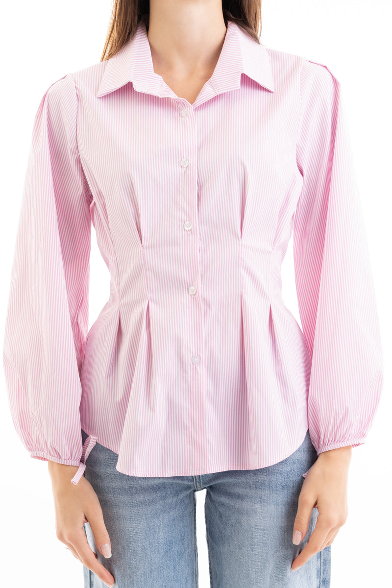 modella indossando Camicia rigata donna in cotone elasticizzato con vita arricciata e maniche a palloncino colore Rosa Unica