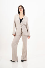 modella indossando Giacca avvitata beige con bottone singolo e fodera in raso colore