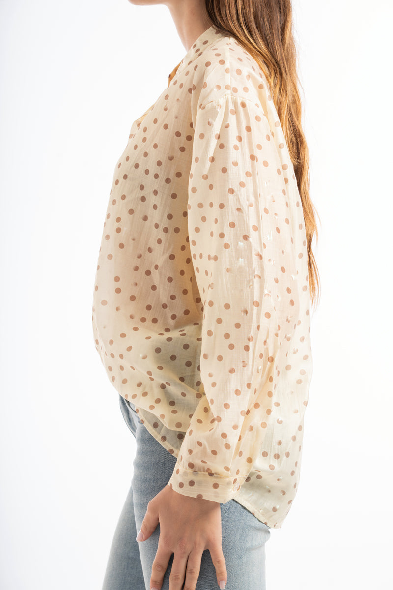 modella indossando Camicia velata a pois in tencel con collo coreano colore