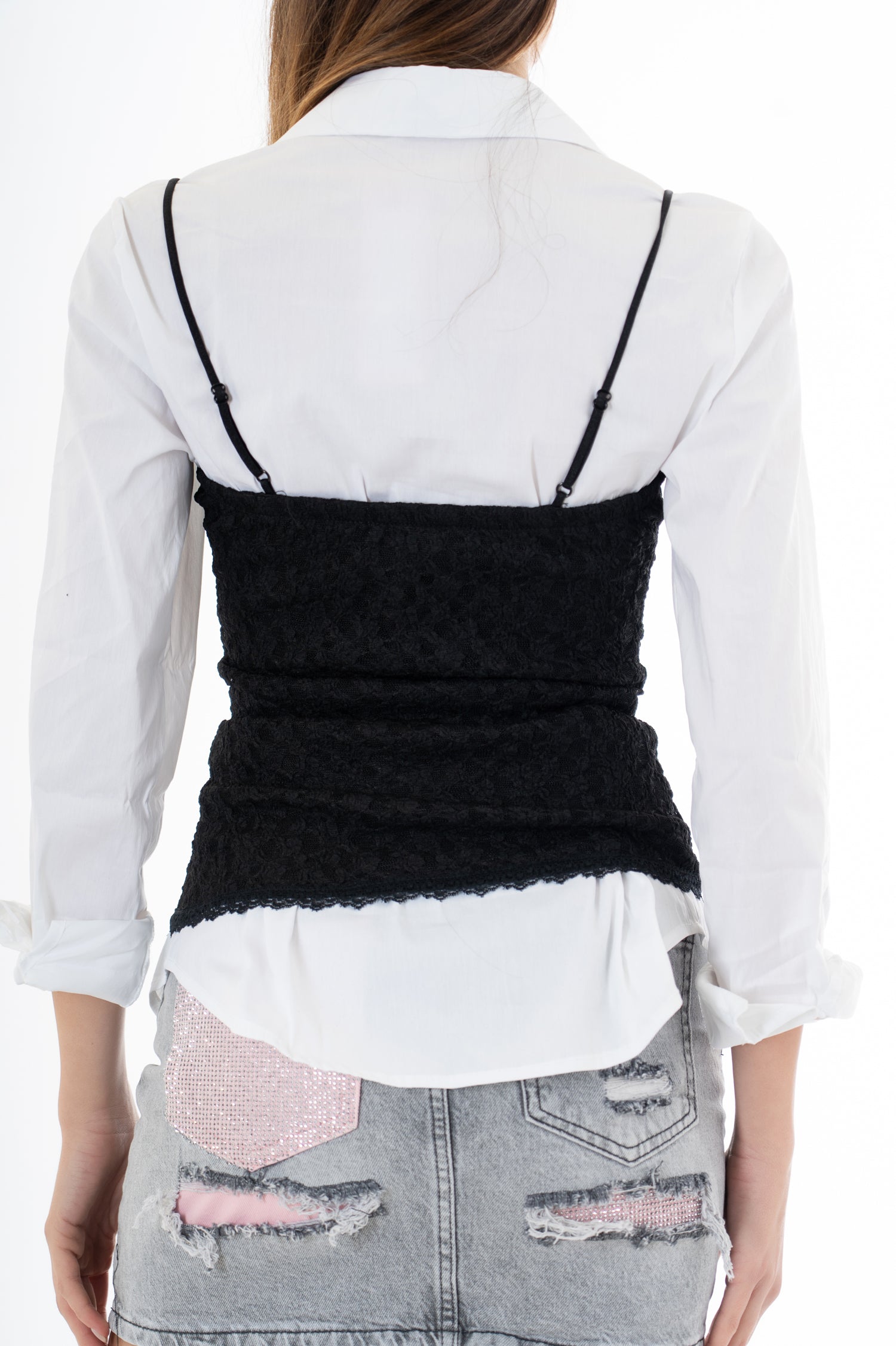 modella indossando Bustier in pizzo elasticizzato con coppe preformate e passamaneria al fondo colore