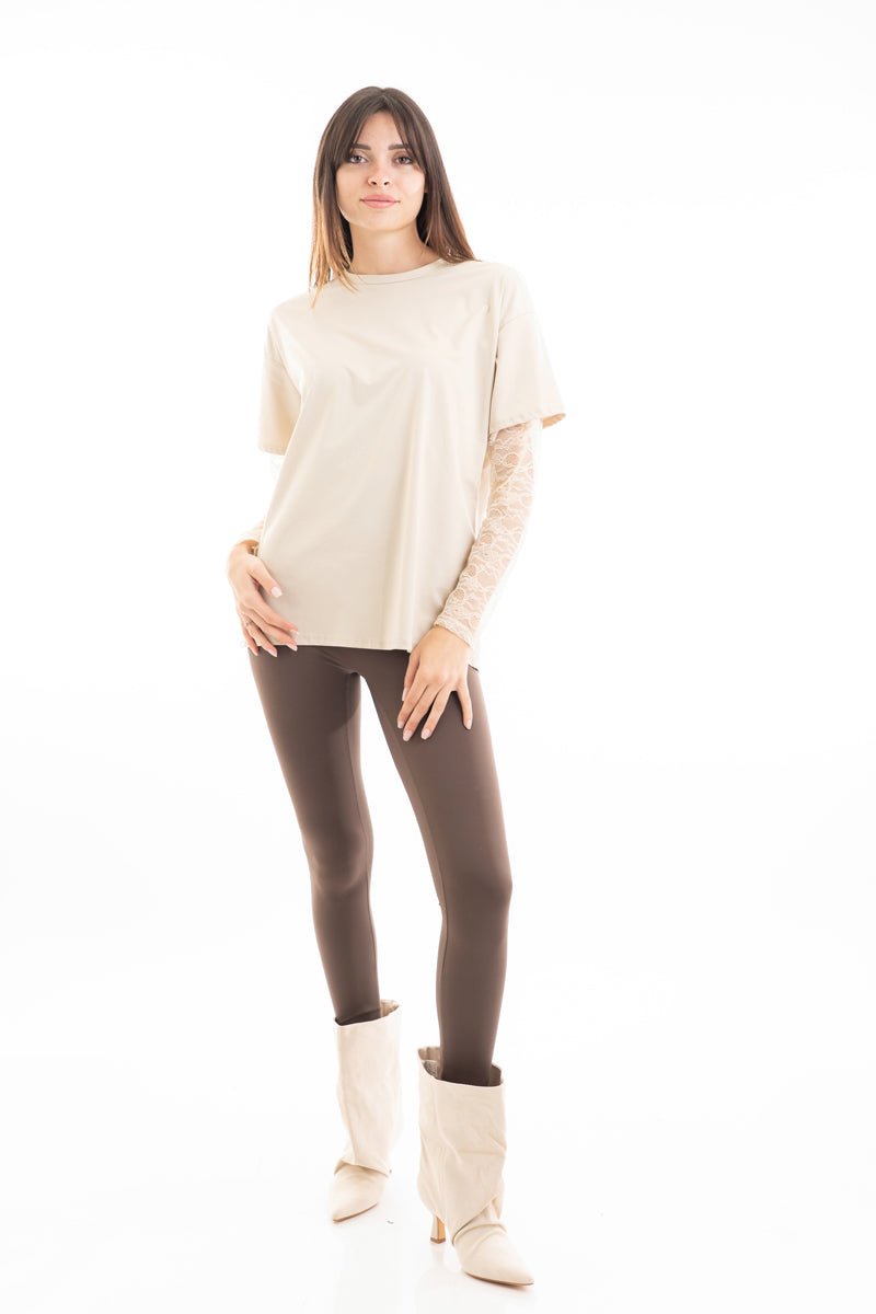 modella indossando Maglia over in cotone elasticizzato con manica lunga in pizzo colore