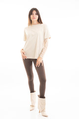 modella indossando Maglia over in cotone elasticizzato con manica lunga in pizzo colore