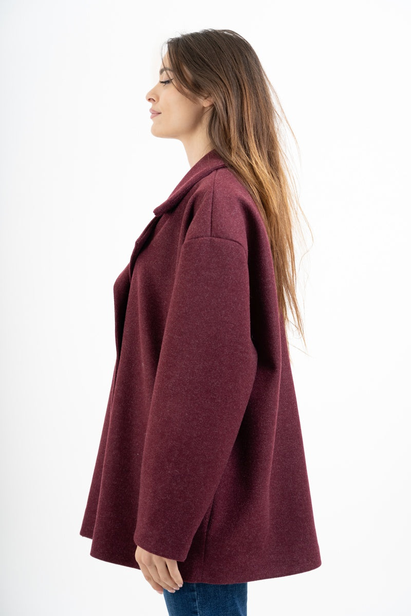 modella indossando Cappotto corto doppiopetto in panno morbido colore