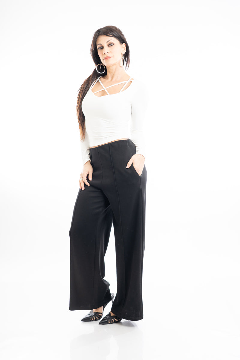 modella indossando Maglia elasticizzata con scollo sagomato e lacci interni colore