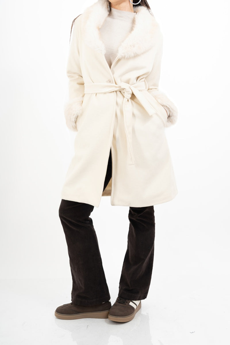 modella indossando Cappotto in panno rigato Marrone con collo in pelliccia colore PANNA