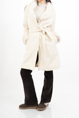 modella indossando Cappotto in panno rigato Marrone con collo in pelliccia colore PANNA