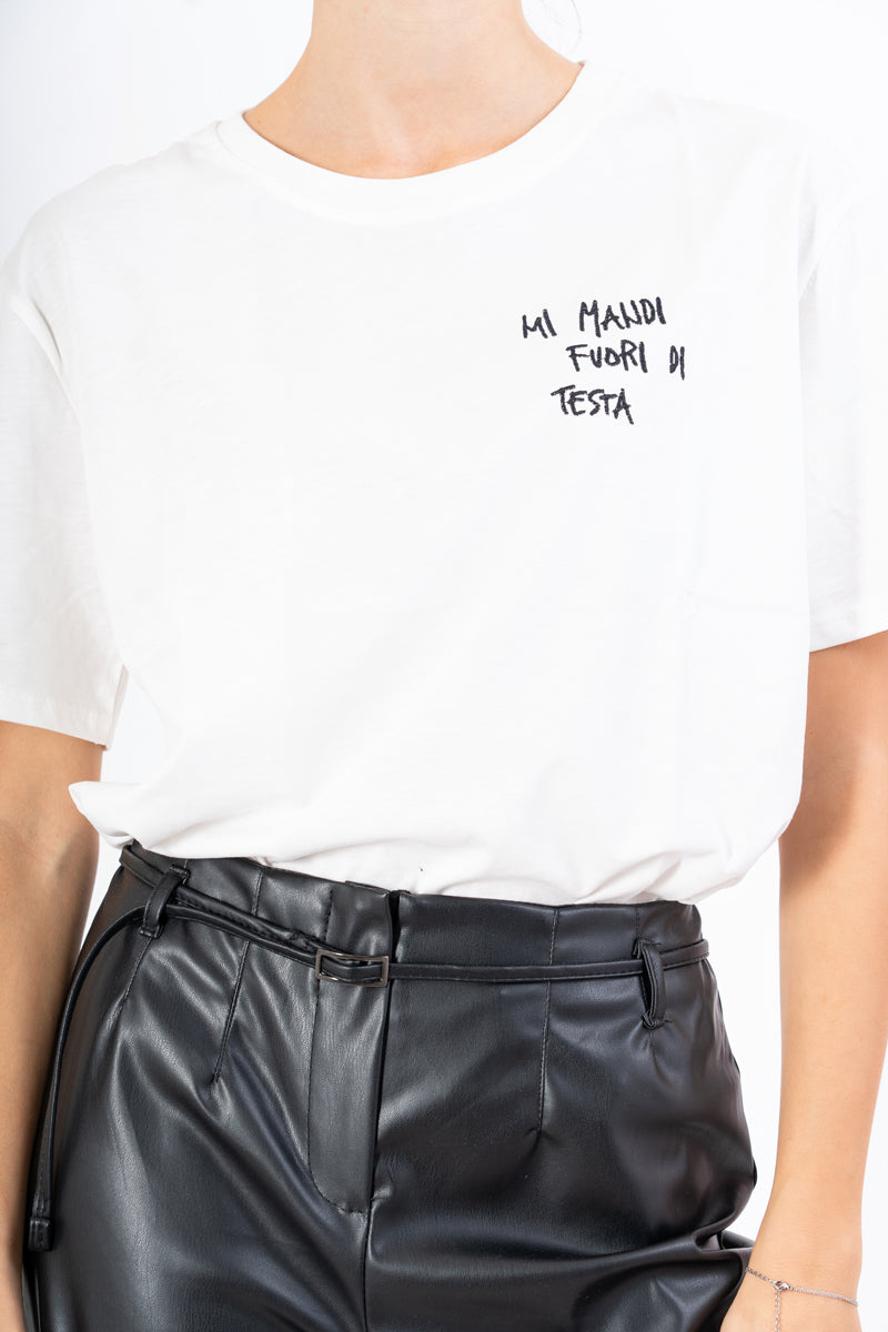 T-shirt in cotone con ricamo “mi mandi fuori di testa”